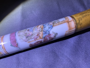 Une pipe &agrave; opium en porcelaine de Chine et sa pochette en soie brod&eacute;e, 19&egrave;me