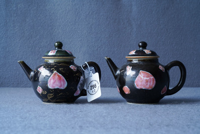 Une paire de th&eacute;i&egrave;res en porcelaine de Chine famille rose sur fond noir, Yongzheng/Qianlong