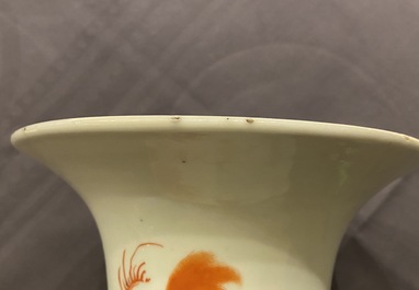 Une paire de vases en porcelaine de Chine &agrave; d&eacute;cor de lions bouddhistes en rouge de fer, 19/20&egrave;me