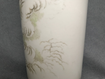 Une paire de vases de forme rouleau en porcelaine de Chine famille rose, 20&egrave;me