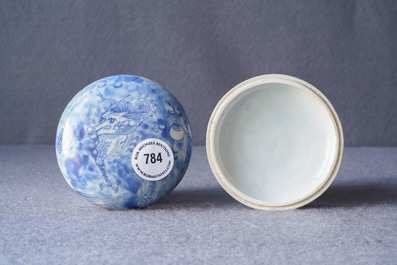Une bo&icirc;te couverte en porcelaine de Chine en bleu et blanc, &eacute;pave du Hatcher cargo, &eacute;poque Transition