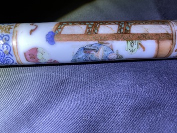 Une pipe &agrave; opium en porcelaine de Chine et sa pochette en soie brod&eacute;e, 19&egrave;me