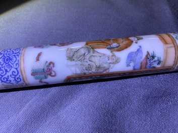 Une pipe &agrave; opium en porcelaine de Chine et sa pochette en soie brod&eacute;e, 19&egrave;me