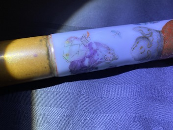 Une pipe &agrave; opium en porcelaine de Chine et sa pochette en soie brod&eacute;e, 19&egrave;me