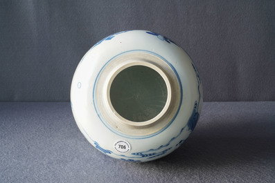 Un pot &agrave; gingembre en porcelaine de Chine en bleu et blanc &agrave; d&eacute;cor figuratif, Kangxi