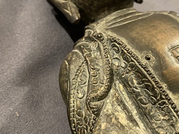 Een Chinese bronzen figuur van Boeddha op een lotustroon, Ming