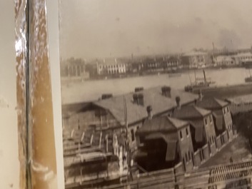 Un album de neuf photos argentiques dont une vue panoramique du Bund &agrave; Shanghai, Chine, dat&eacute; 1899