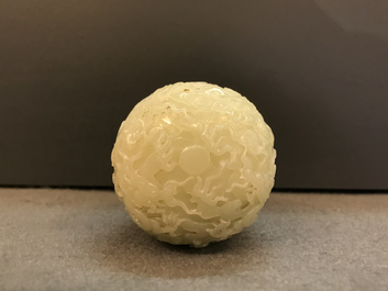 Une boule de stupa en jade c&eacute;ladon sculpt&eacute;, Chine, 19/20&egrave;me