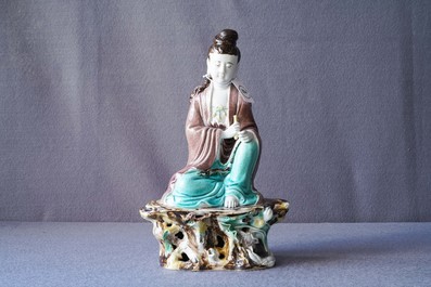 Une figure de Bouddha en porcelaine de Chine biscuit &eacute;maill&eacute; verte, marque en creux, R&eacute;publique