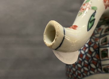 Une grande th&eacute;i&egrave;re couverte en porcelaine de Chine wucai, &eacute;poque Transition ou Kangxi