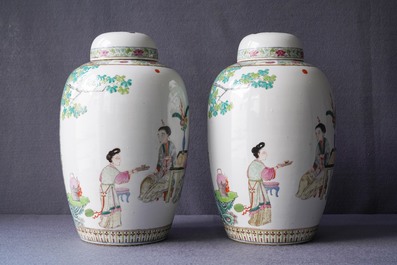 Een paar fijne Chinese famille rose dekselvazen met dames, 19/20e eeuw