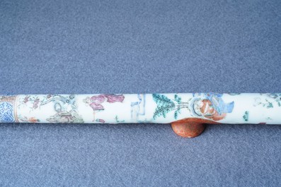 Une pipe &agrave; opium en porcelaine de Chine et sa pochette en soie brod&eacute;e, 19&egrave;me