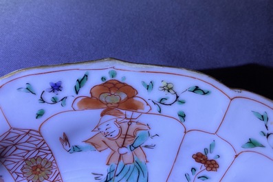 Une paire d'assiettes en porcelaine de Chine famille verte en forme de lotus, Kangxi