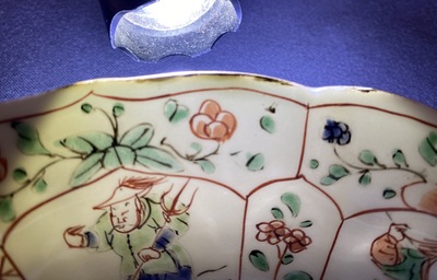 Une paire d'assiettes en porcelaine de Chine famille verte en forme de lotus, Kangxi