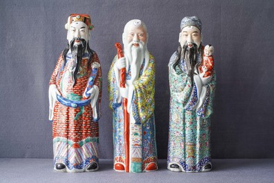 Drie Chinese famille rose figuren van de sterrengoden, 19/20e eeuw