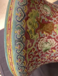 Un grand vase en porcelaine de Chine famille rose, 19&egrave;me