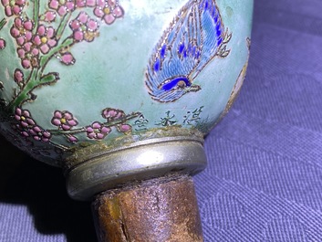 Une pipe &agrave; opium en porcelaine de Chine et sa pochette en soie brod&eacute;e, 19&egrave;me