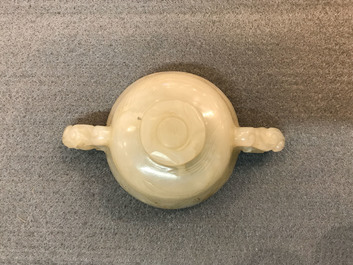 Een Chinese lichte celadon jade rituele beker, 18/19e eeuw