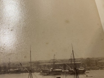 Un album de neuf photos argentiques dont une vue panoramique du Bund &agrave; Shanghai, Chine, dat&eacute; 1899