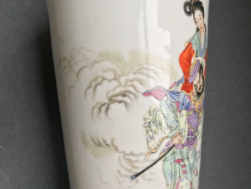 Une paire de vases de forme rouleau en porcelaine de Chine famille rose, 20&egrave;me