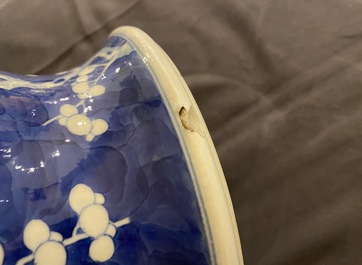 Une paire de vases couverts en porcelaine de Chine en bleu et blanc, 19&egrave;me