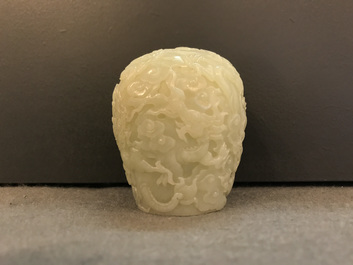 Une boule de stupa en jade c&eacute;ladon sculpt&eacute;, Chine, 19/20&egrave;me