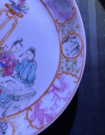 Vier Chinese famille rose koppen en schotels met mandarijns decor, Qianlong