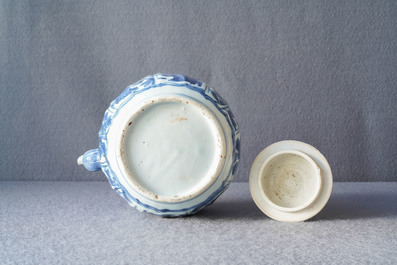 Une verseuse &agrave; vin en porcelaine de Chine en bleu et blanc, Wanli