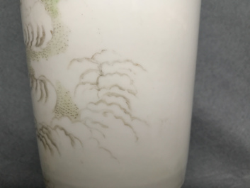 Une paire de vases de forme rouleau en porcelaine de Chine famille rose, 20&egrave;me