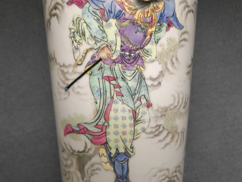 Une paire de vases de forme rouleau en porcelaine de Chine famille rose, 20&egrave;me