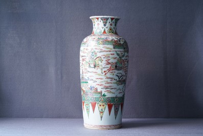 Un vase en porcelaine de Chine famille verte &agrave; d&eacute;cor de guerriers sur chevaux, Kangxi