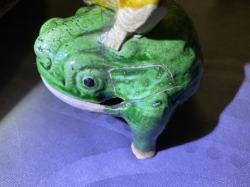 Trois groupes de Liu Hai sur le crapaud en biscuit &eacute;maill&eacute; vert, Kangxi