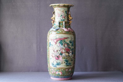 Un vase en porcelaine de Chine famille rose &agrave; fond c&eacute;ladon et brun, 19&egrave;me