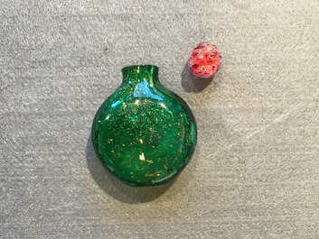 Een Chinese groene glazen snuiffles met biotiet, Keizerlijke Glasmanufactuur, Peking, 1730-1840