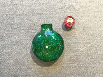 A rare Chinese biotite-sandwiched green glass snuff bottle, Imperial Glassworks, Beijing, 1720-1840