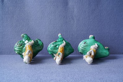 Trois groupes de Liu Hai sur le crapaud en biscuit &eacute;maill&eacute; vert, Kangxi