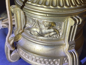 Une paire de vases en porcelaine de Chine &agrave; fond craquel&eacute; aux montures en bronze dor&eacute;, Chine, 18&egrave;me