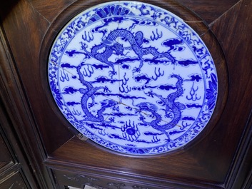 Een Chinees houten kamerscherm met blauw-witte plaquettes met draken, 19e eeuw