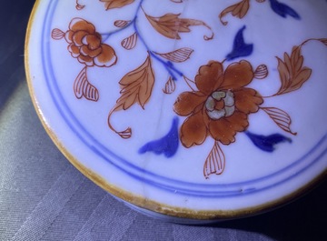 Een paar Chinese Imari-stijl dekselpotten met kylins en feniksen, Kangxi