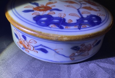 Une paire de pots couverts en porcelaine de Chine de style Imari, Kangxi