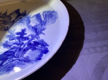 Deux plats en porcelaine de Chine en bleu et blanc &agrave; d&eacute;cor d'un paysage riverain, Kangxi/Yongzheng