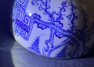 Een gevarieerde collectie Chinees 'Bleu de Hue' porselein voor de Vietnamese markt, 19e eeuw