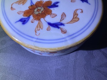 Een paar Chinese Imari-stijl dekselpotten met kylins en feniksen, Kangxi