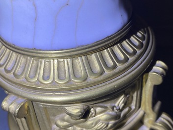 Une paire de vases en porcelaine de Chine &agrave; fond craquel&eacute; aux montures en bronze dor&eacute;, Chine, 18&egrave;me
