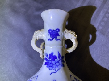 Trois vases en porcelaine de Chine en bleu et blanc, Kangxi