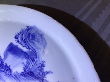Deux plats en porcelaine de Chine en bleu et blanc &agrave; d&eacute;cor d'un paysage riverain, Kangxi/Yongzheng