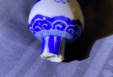 Trois vases en porcelaine de Chine en bleu et blanc, Kangxi