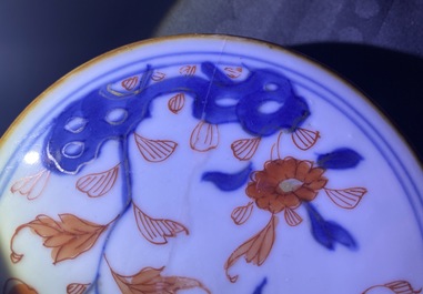 Een paar Chinese Imari-stijl dekselpotten met kylins en feniksen, Kangxi