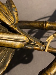 Un groupe en bronze figurant deux carpes ko&iuml;, Meiji, 19&egrave;me