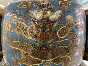 Een grote Chinese cloisonn&eacute; hu vaas met lotusslingers, gemerkt Qi Yu Bao Tung Chih Chen, 19e eeuw